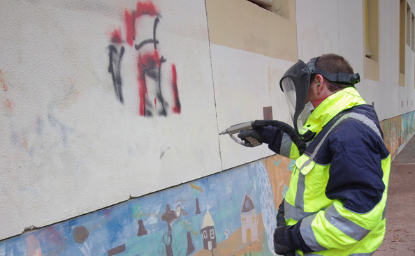 Décapage doux : enlèvement de graffitis