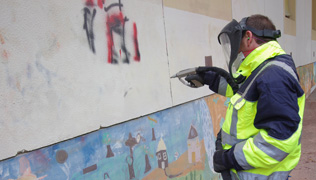 Décapage doux : enlèvement graffitis