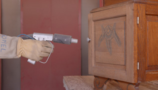 Gravure par aérogommage sur bois