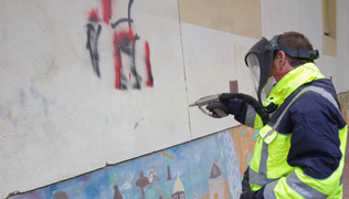 Décapage de peintures et vernis résistants